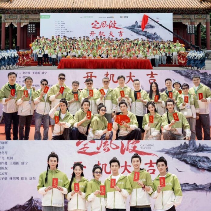 Đoàn làm phim Định Phong Ba trong lễ khai máy (Nguồn: BlogAnChoi)